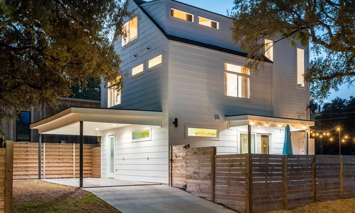 Blackshear-Prospect Hill Cottage | Stylish Eastside Getaway w Backyard, Firepit & BBQ