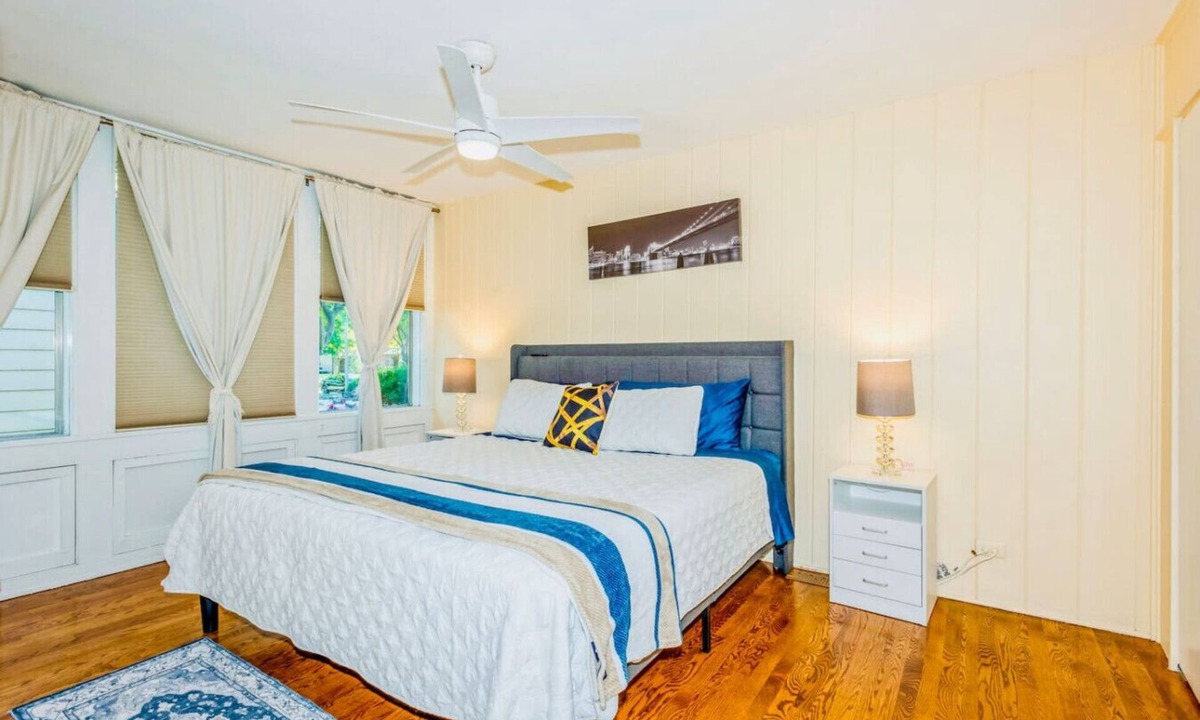 Elmhurst House | Stylish Elmhurst Ranch Home Pet-friendly Oasis