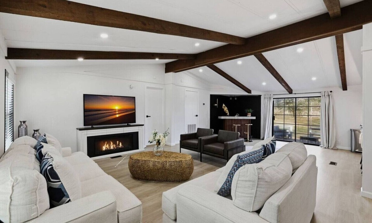 Waller House | Stylish Farmhouse and Studio Apt W/Acreage!