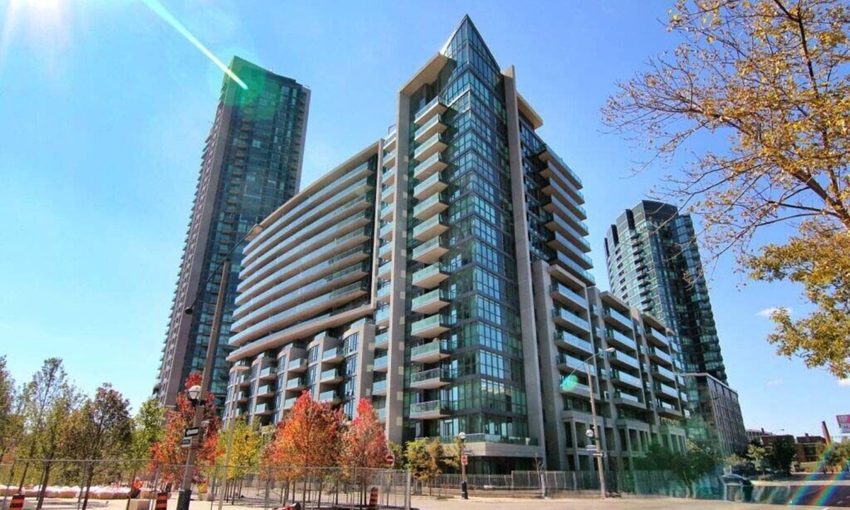 Fort York Condo | Stylish Fort York Condo with Pool + Gym
