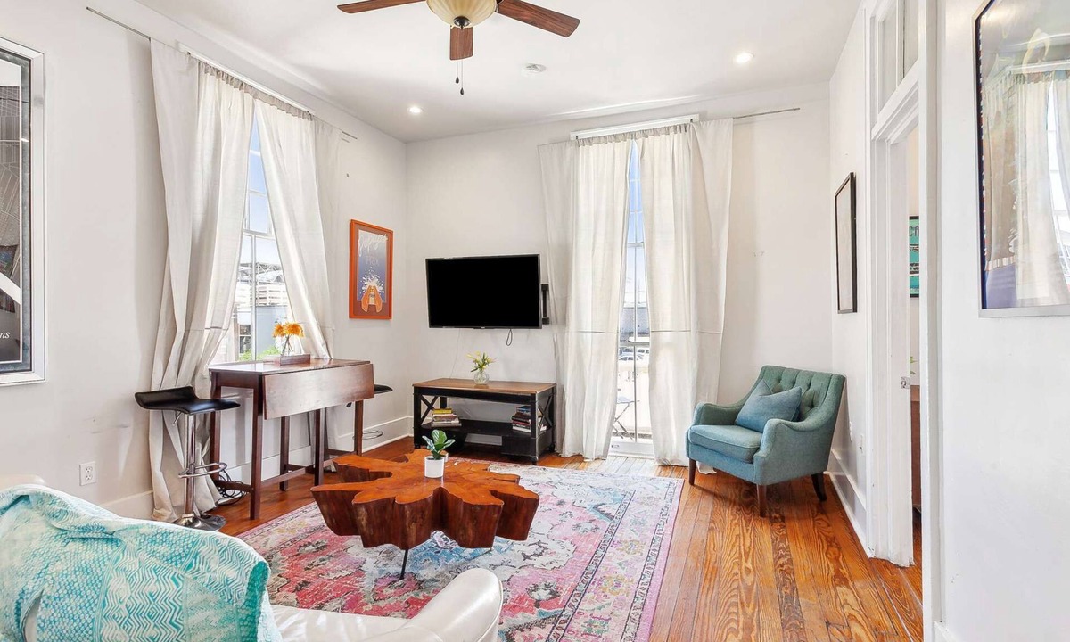 Freret Apartment | Stylish Freret Street Loft w/Balcony & Parking!