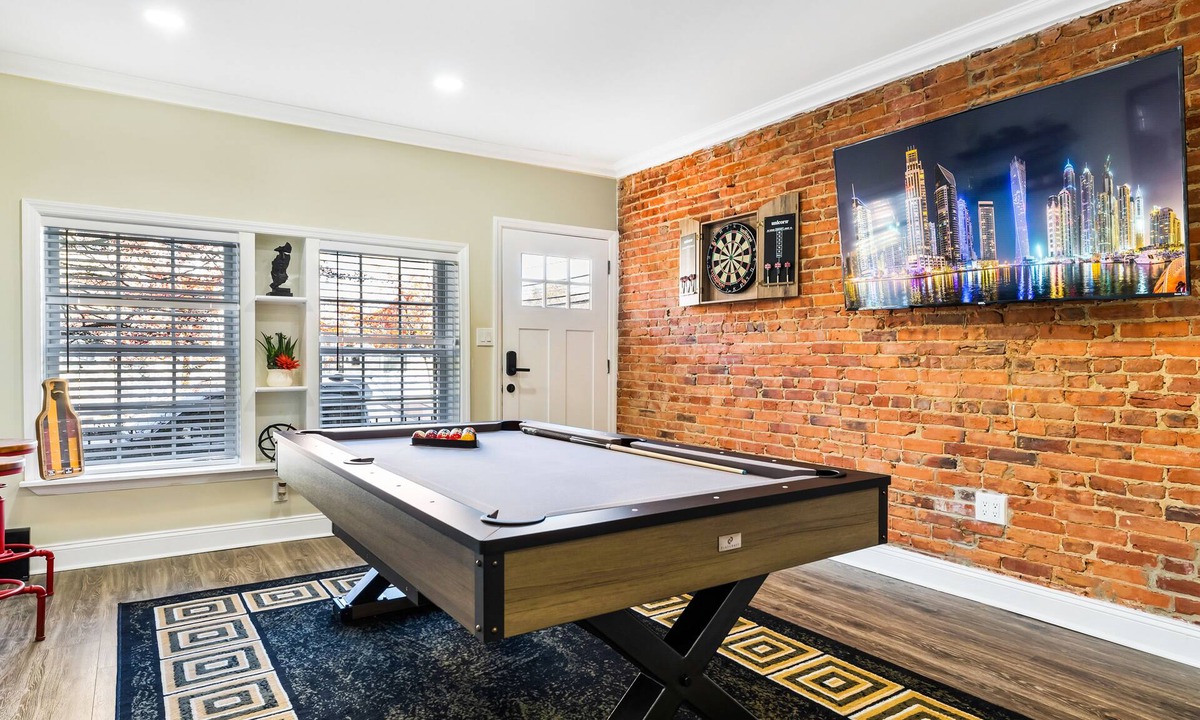 Camden House | Stylish, Fun and Cozy | Pool table, Dart board and Parking