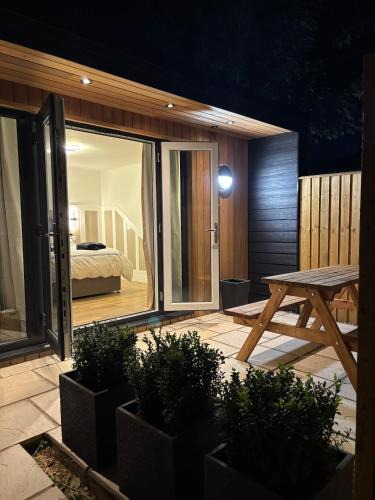 Milton Apartment | Stylish Garden pod lodges
