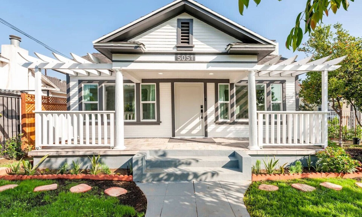 East Hollywood Apartment | Stylish Gated Retreat in East Hollywood w/Parking