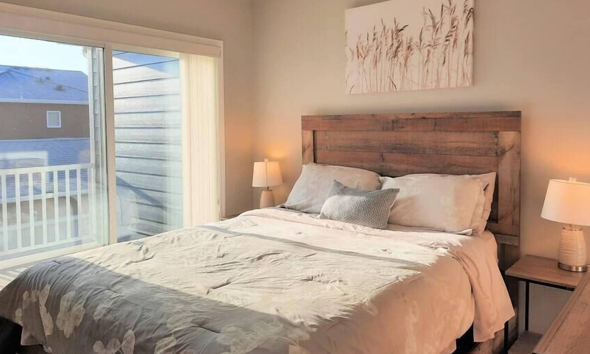 Southwest Calgary House | Stylish Getaway by Park ✔ 2xGarage