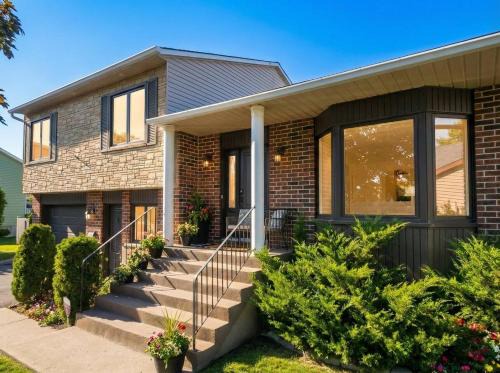 Vaudreuil House | Stylish Getaway 3BR with Large Pool & Free Parking