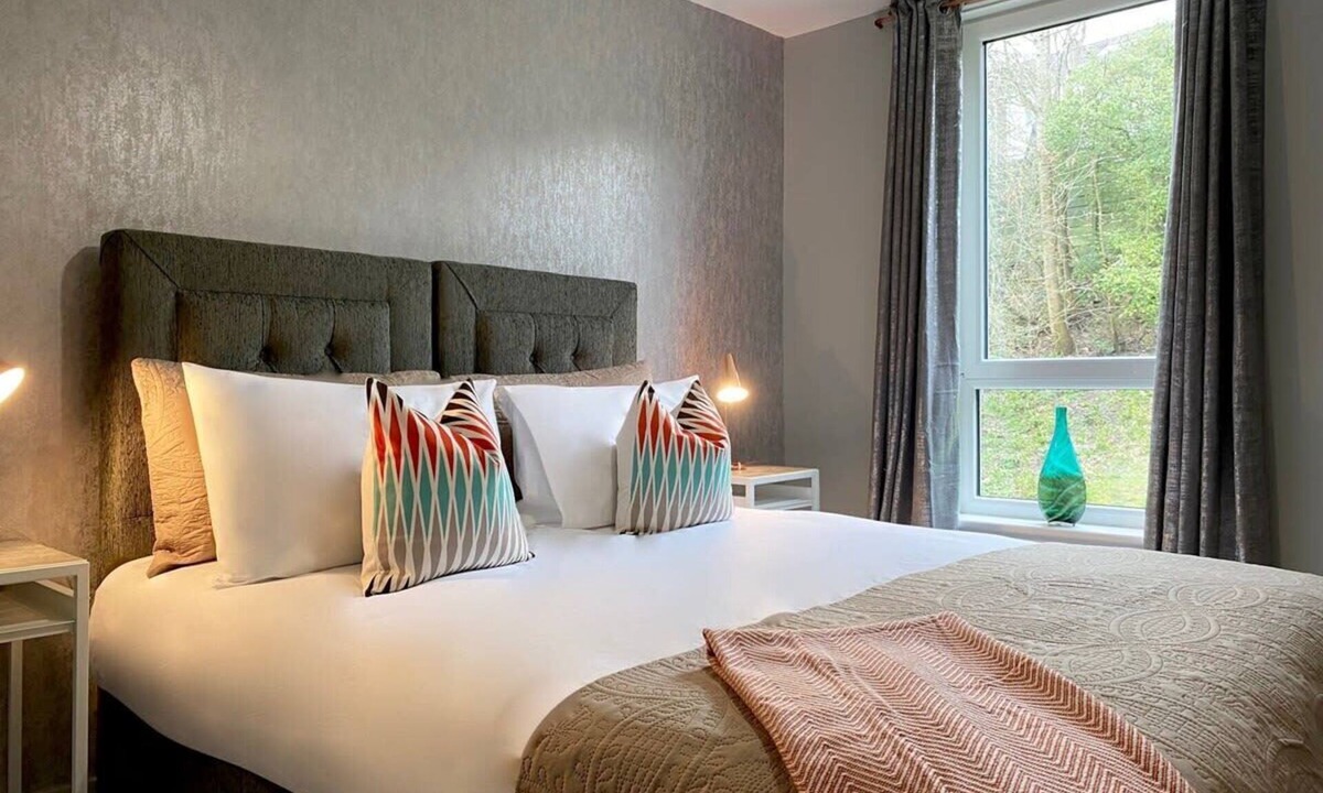 Partick Apartment | Stylish Glasgow Apartment with Parking