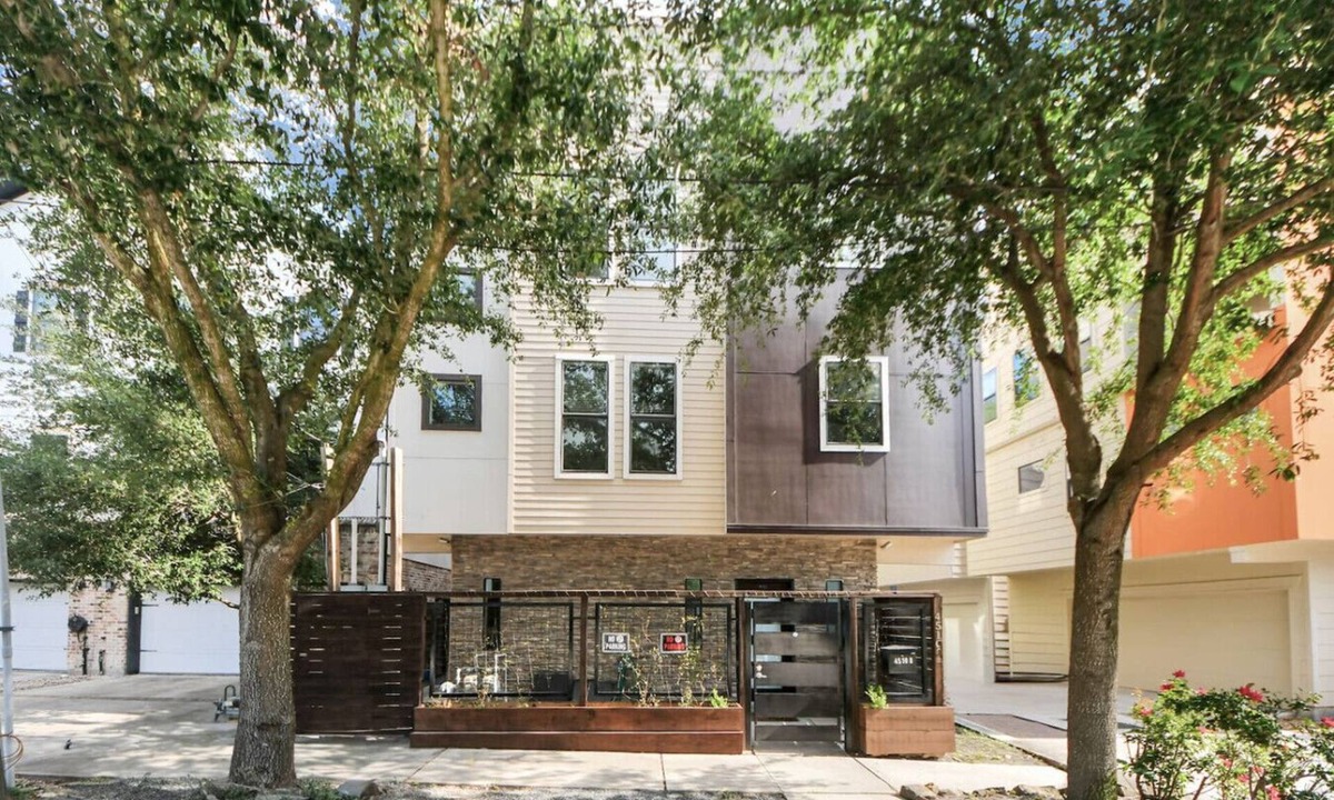 Washington Ave./ Memorial Park House | Stylish Heights Home w/4BR, 3.5BA + Office Spaces | Perfect for Long-Term Stays
