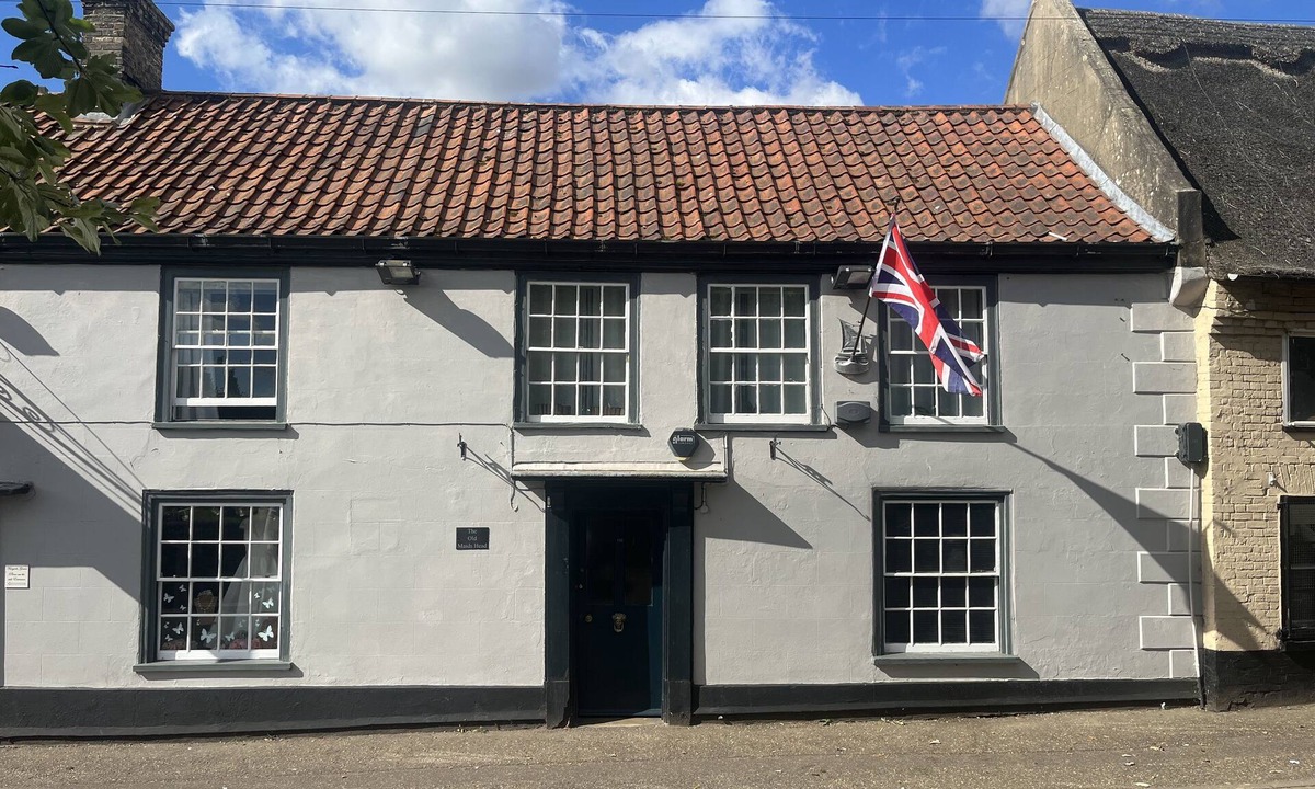 Stalham Apartment | Stylish Historic Apartment - Sleeps 3 & Parking