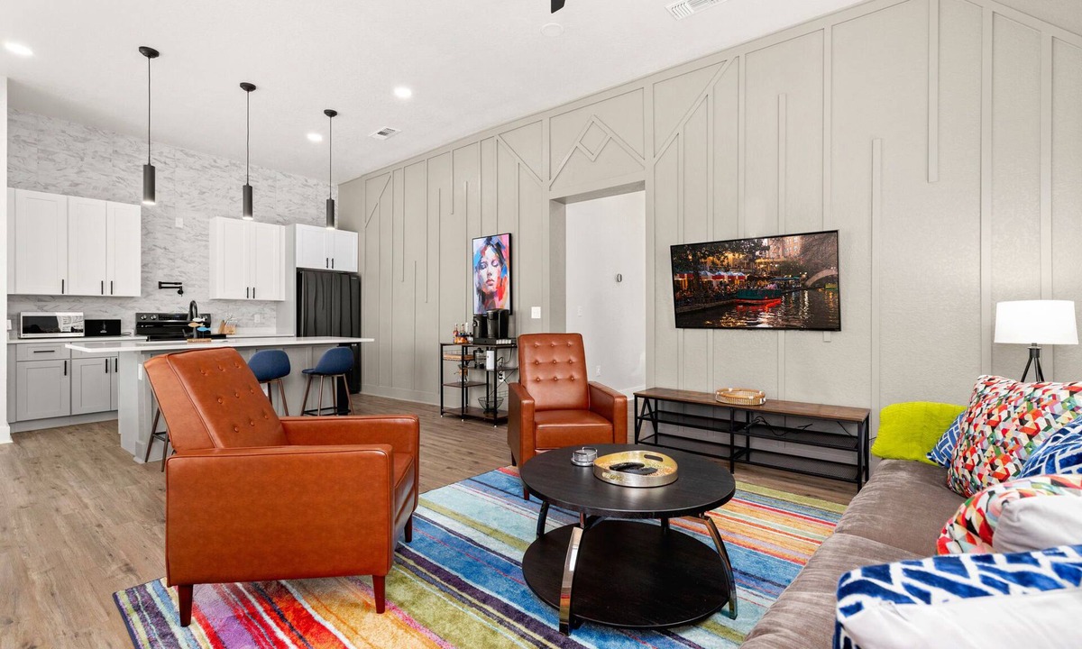 Near East Side House | Stylish Home Nr DT, Alamo, River Walk | Games WiFi