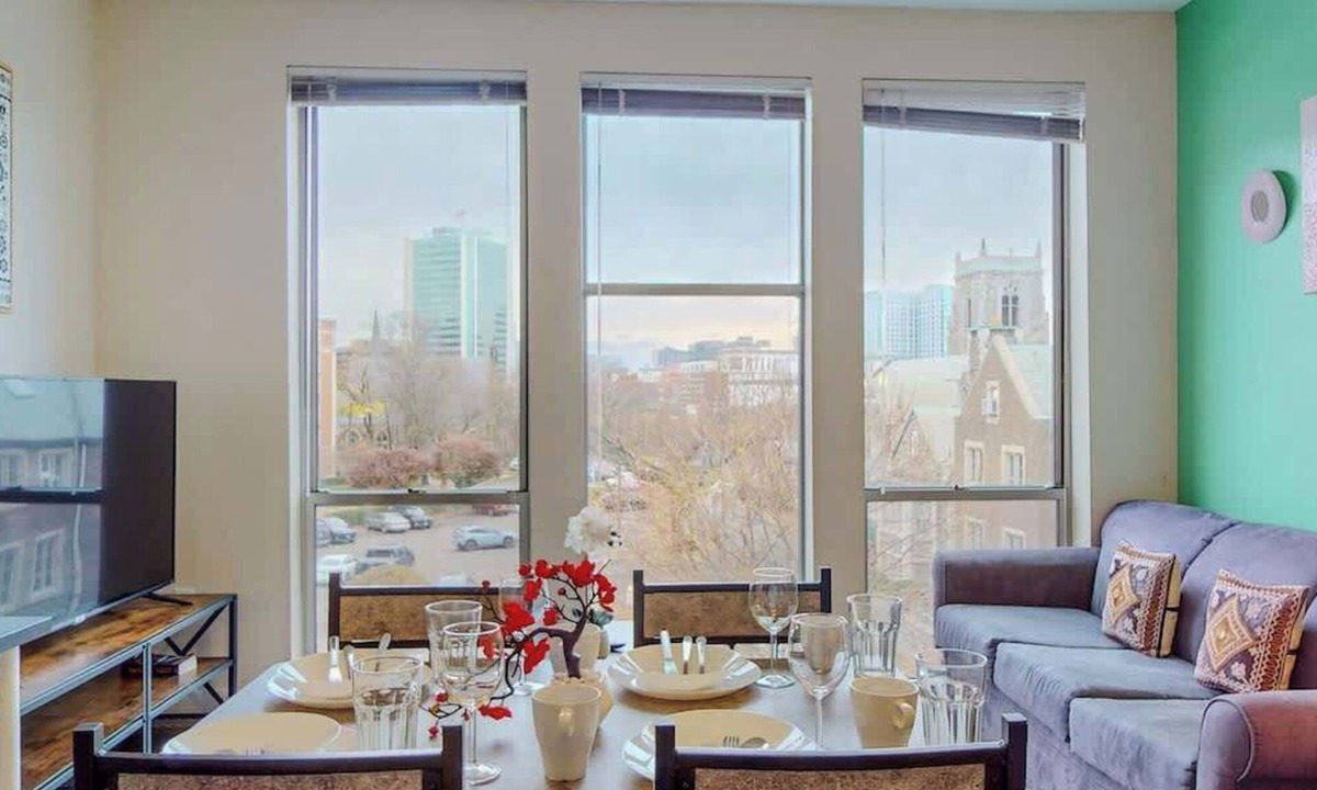 Downtown Apartment | Stylish Home With Free ParkingFA