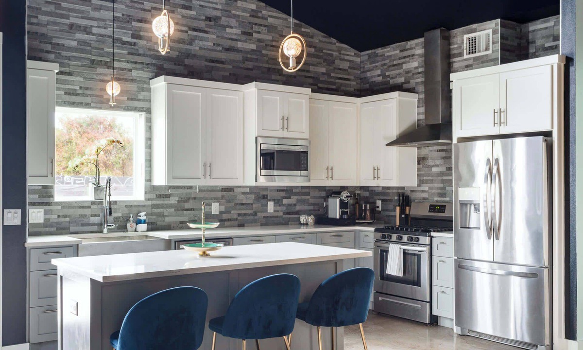 Govalle Cottage | Stylish Home With Pool & Hot Tub Near Downtown