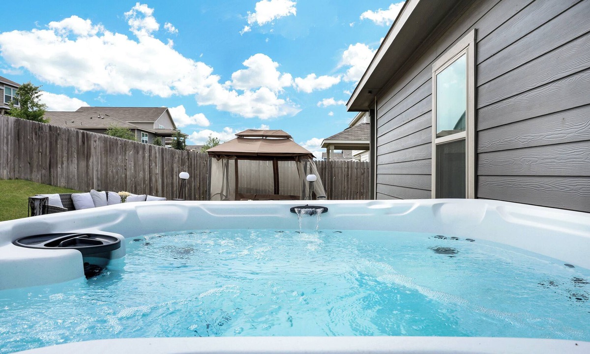 Converse House | Stylish Hot Tub Retreat | BBQ Yard Games WiFi Pets