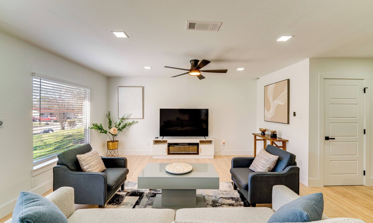Irving House | Stylish Irving Retreat w/Patio & Fire Pit