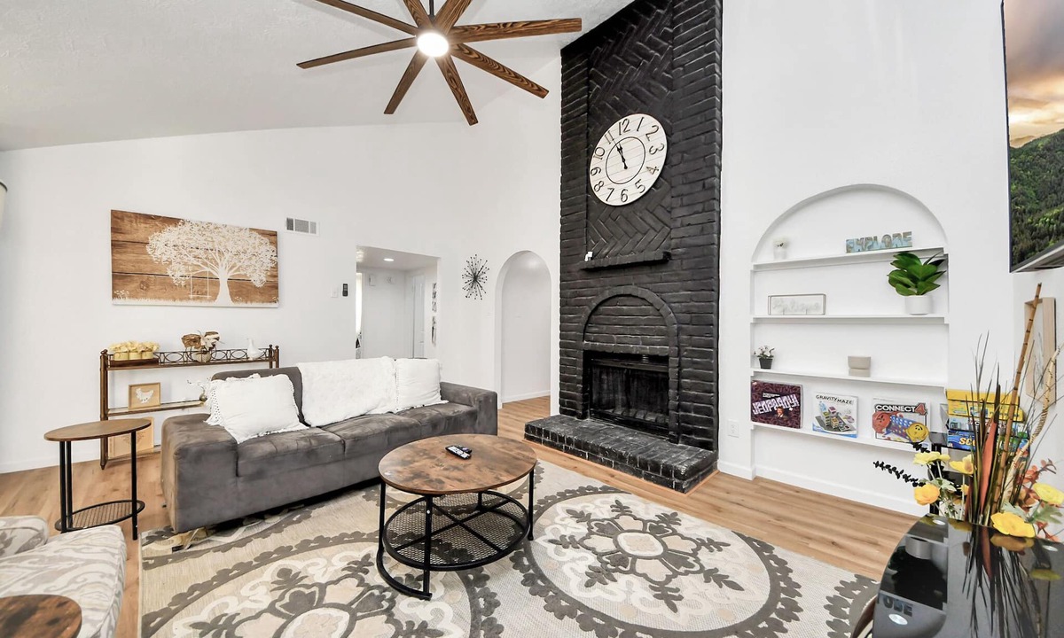 Barker House | Stylish Katy Retreat 4BR Sleeps 10 Outdoor Escape