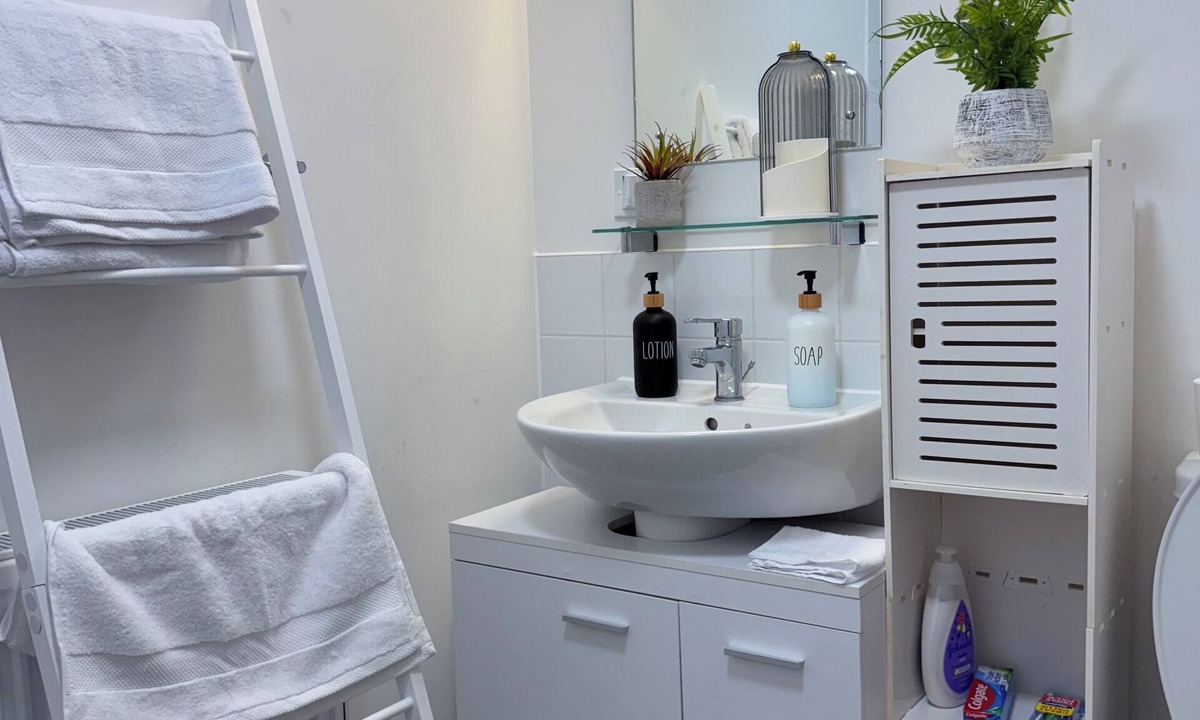 Eltham West Apartment | Stylish Kidbrooke station studio