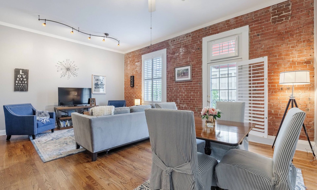 Greenville Downtown Apartment | Stylish King 1BR Loft near Main St Fun, 8$/Parking