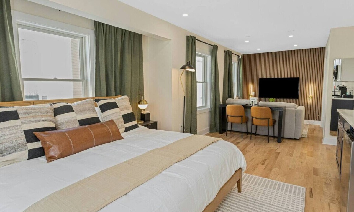 Stamford Apartment | Stylish King Studio Minutes to Train U4