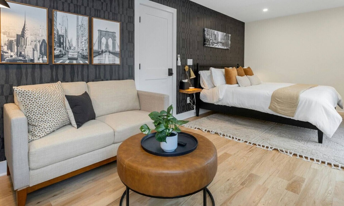 Stamford Apartment | Stylish King Studio Minutes to Train U2