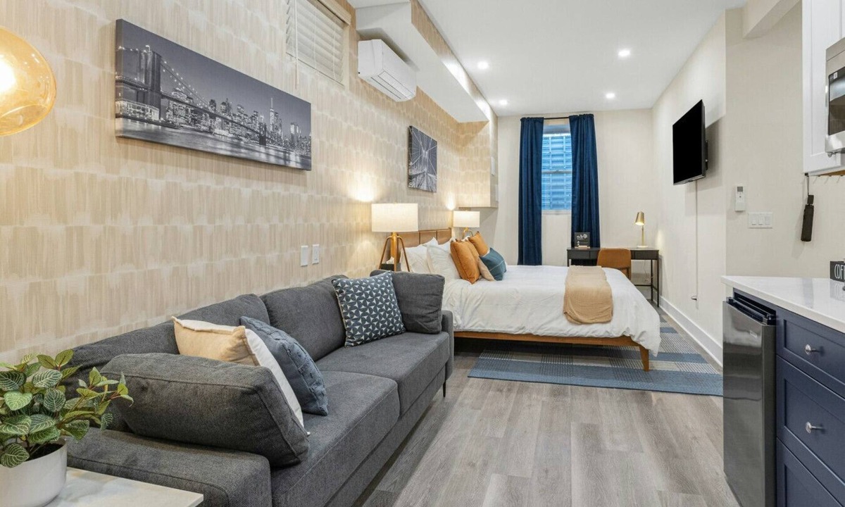 Stamford Apartment | Stylish King Studio Minutes to Train U1