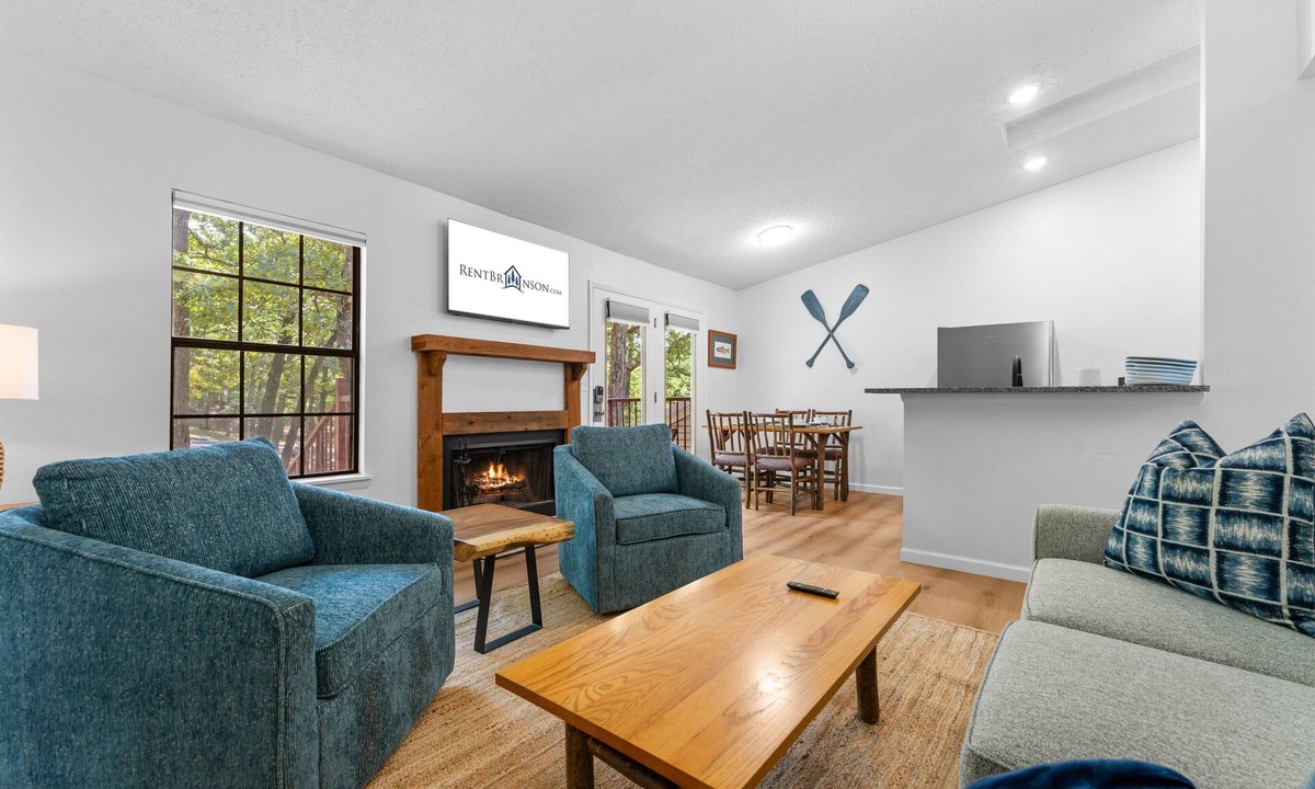 Kimberling City Condo | Stylish Lake Access Bungalow featuring Community Mini Golf, Community Pool and Free Tickets