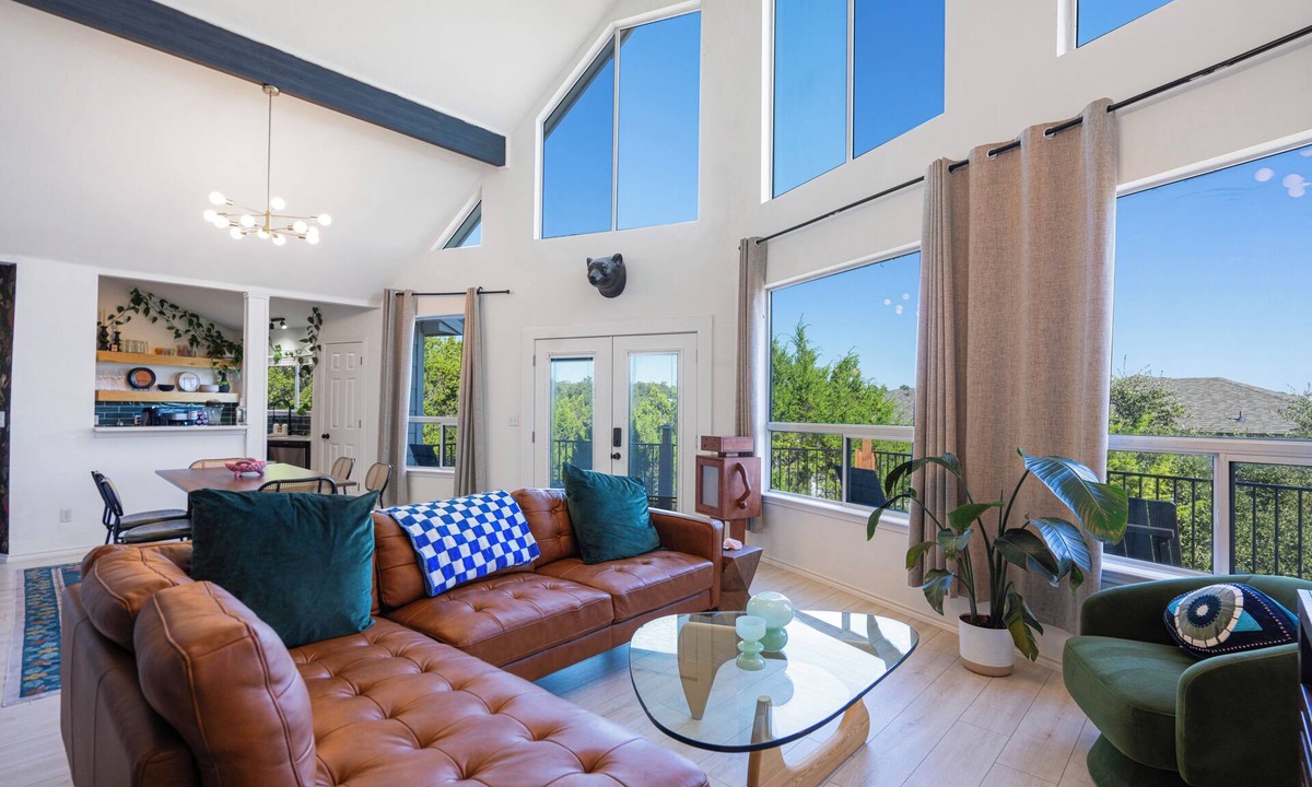 Waterford On Lake Travis House | Stylish Lake Travis Getaway! Beach Access, Poker & VR