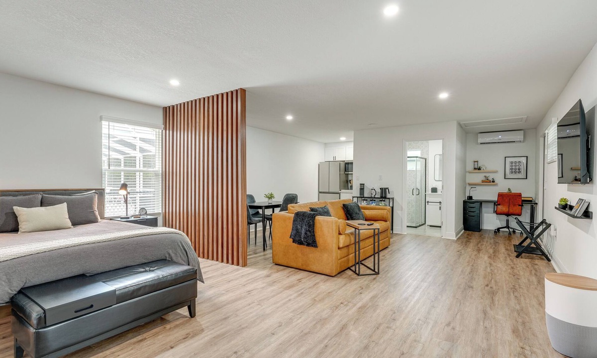 Lakeland Apartment | Stylish Lakeland Studio w/Workspace