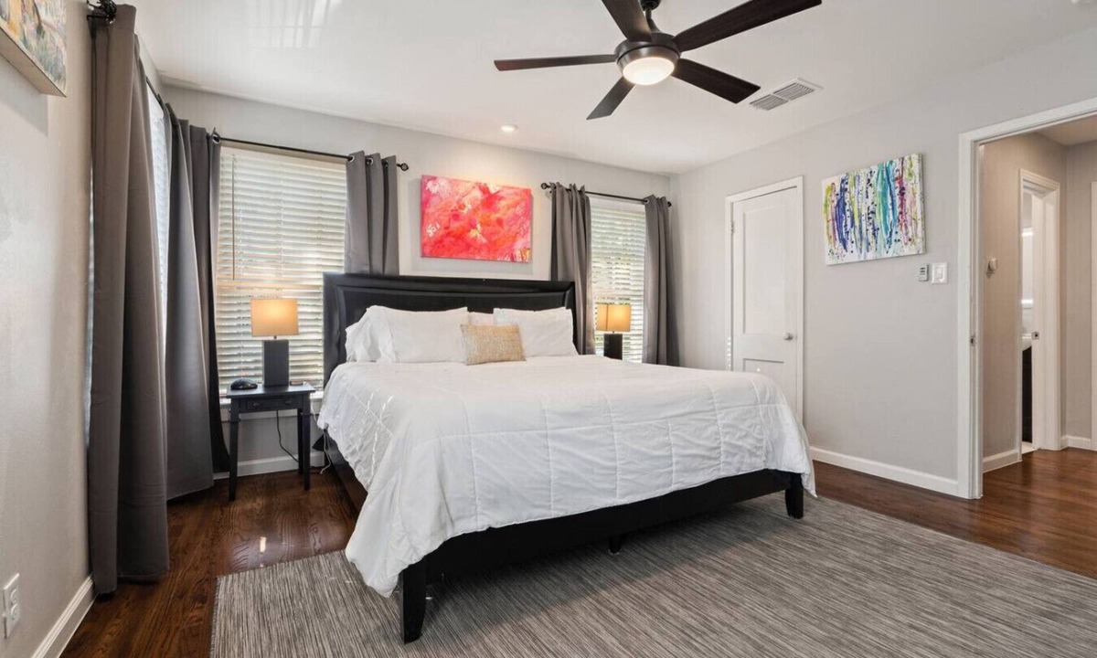 Kessler Apartment | Stylish Local Art | King Bed | Walk Bishop to Arts
