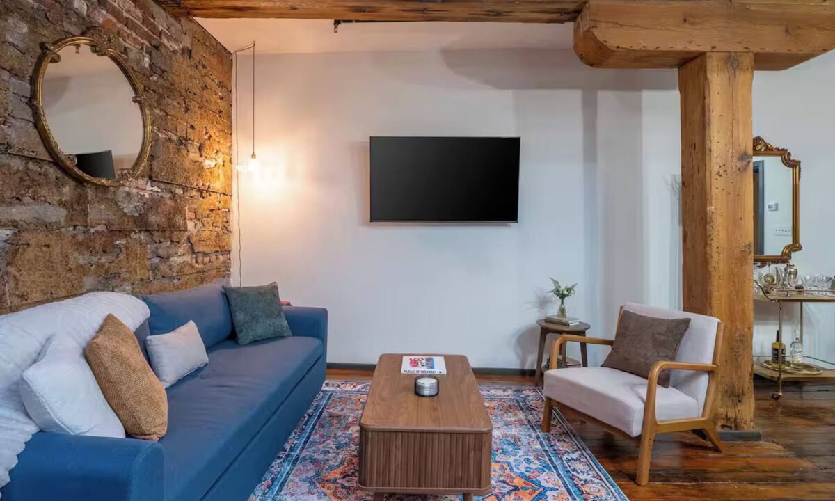 Downtown Richmond Apartment | Stylish Loft - Shockoe Bottom - Walk to Canal - Historic Apartment
