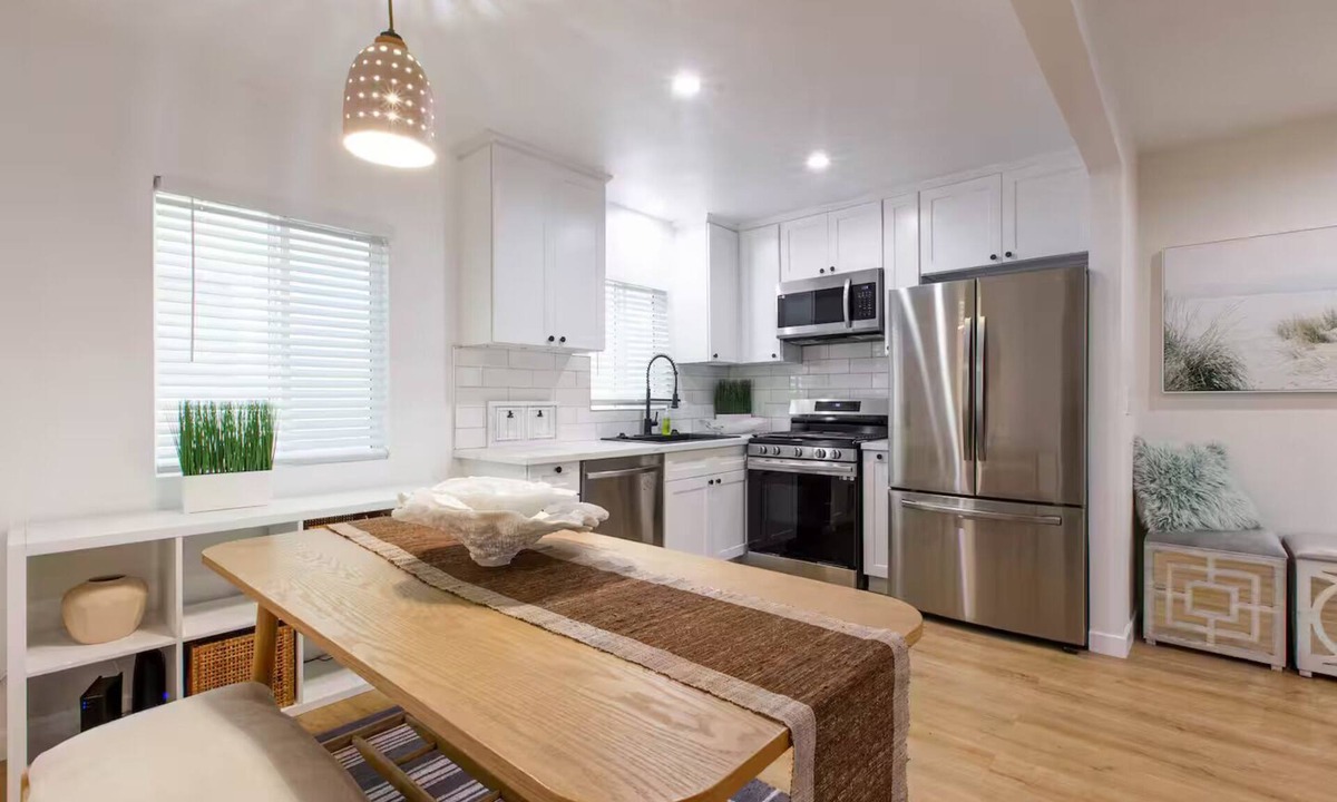 Alamitos Beach Apartment | Stylish Long Beach Retreat - Walk to Beach & Bars!