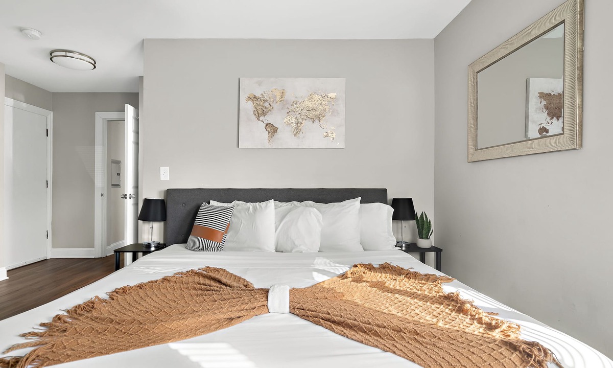 Oak Park Apartment | Stylish Luxe King bed w/Free Parkng near DT Oak Pk