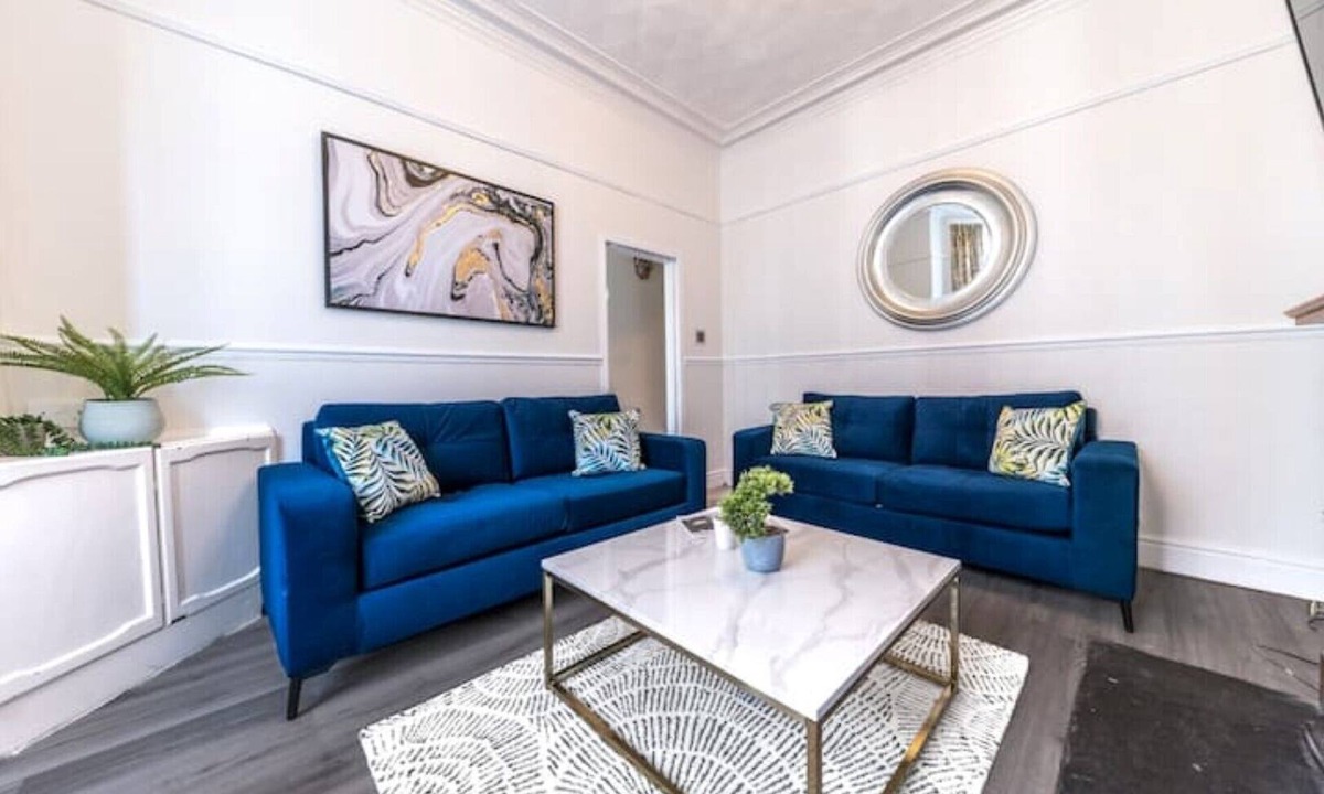 Barrow-in-Furness House | Stylish Luxury Large 4BR KingBed