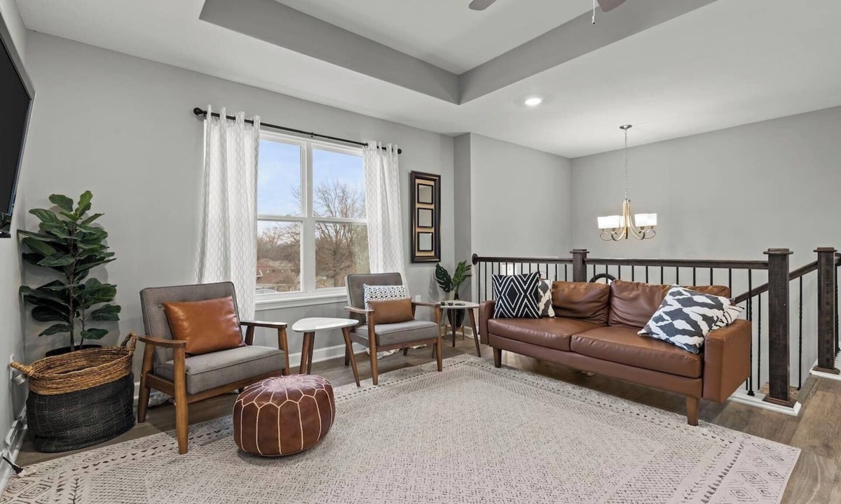 Grandview House | Stylish MidModern New Build w/Extra Apartment