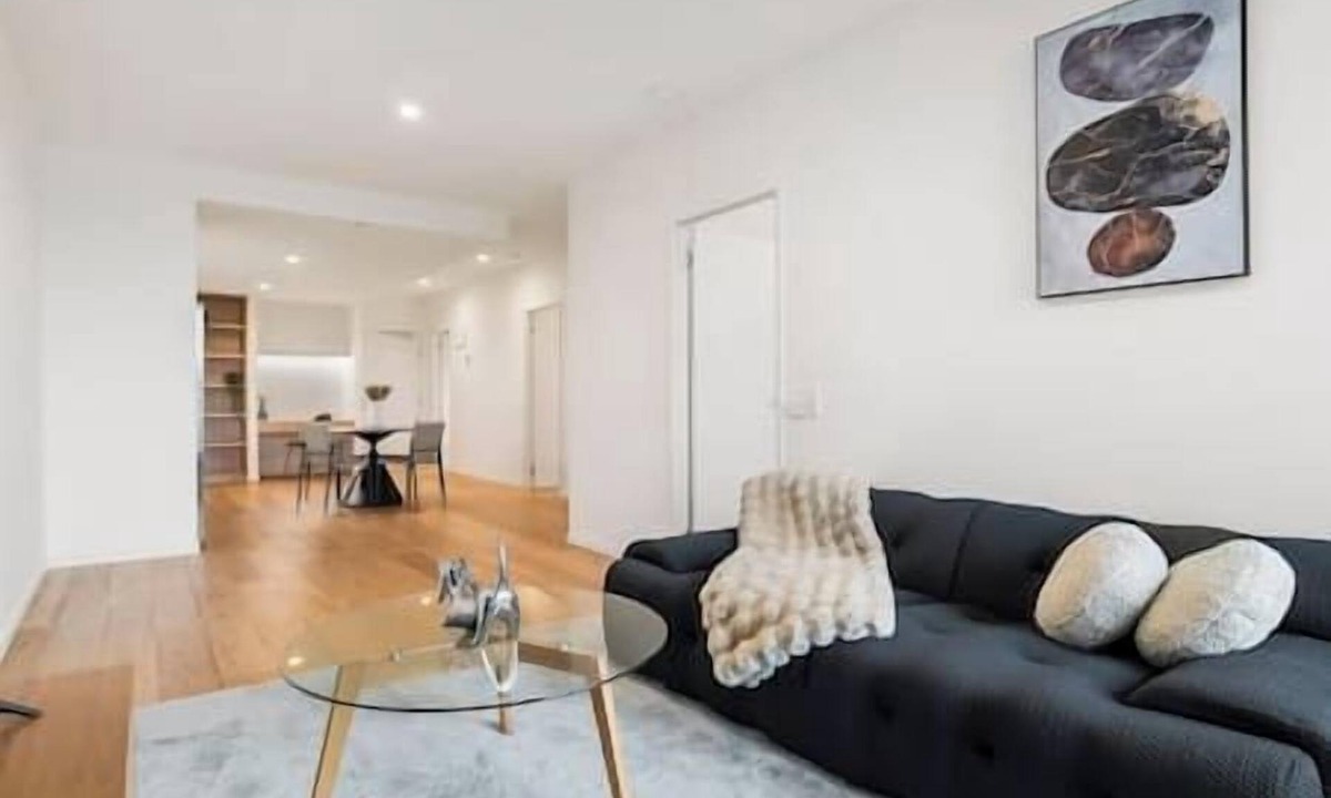 Carnegie Apartment | Stylish & Modern 2BR w/King Bed, Study & Car Park