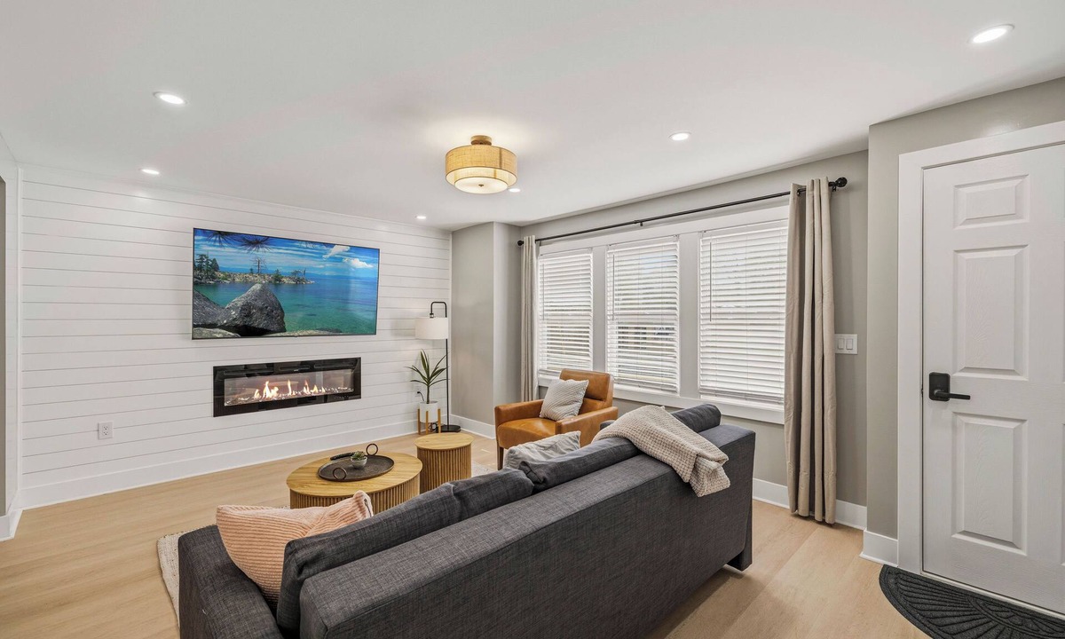 Eggertsville House | Stylish Modern 4-bedroom house with AC in charming Eggertsville