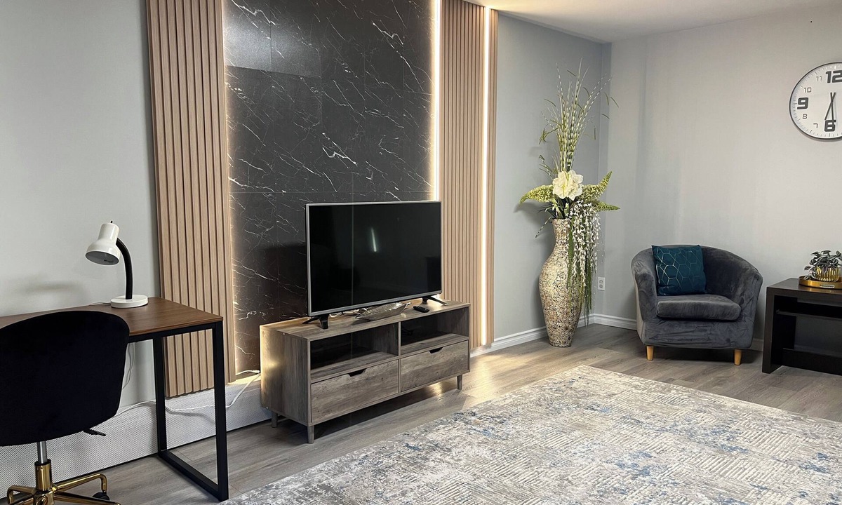 Kitchener Apartment | Stylish Modern Apartment | King Beds | Work-Friendly | Free Parking