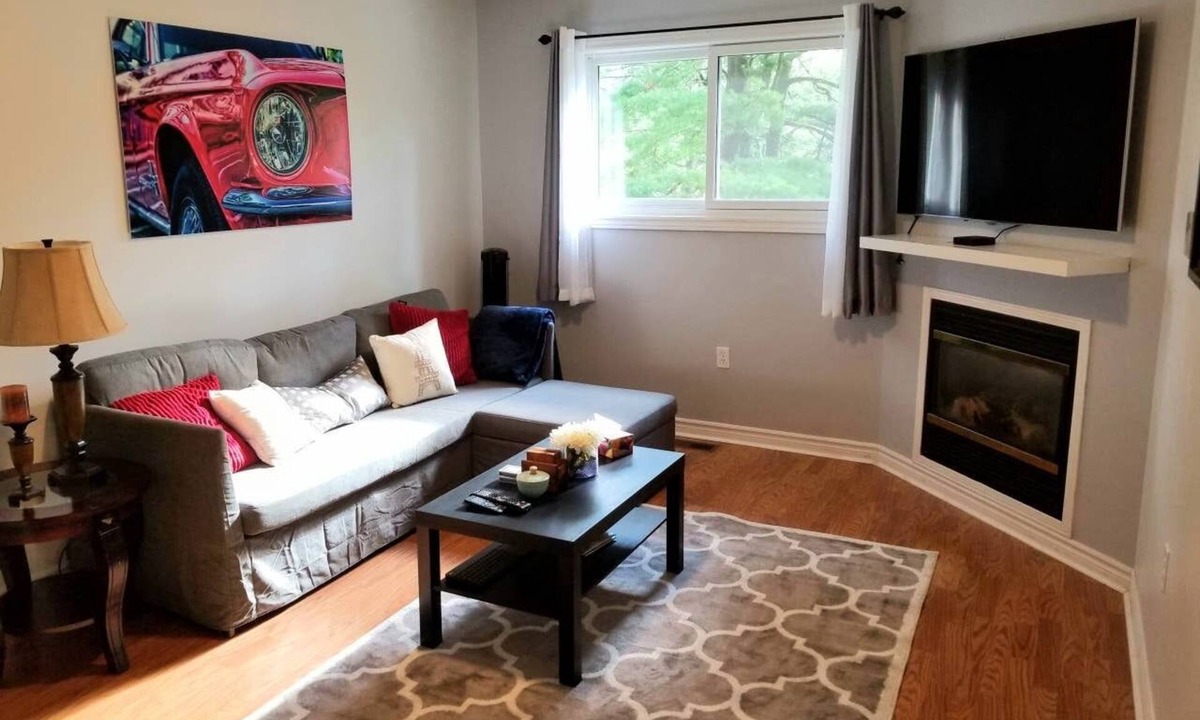 Sharon House | Stylish, Modern 2nd Floor Private Apt. In Quiet Area, Close To Lake Simcoe