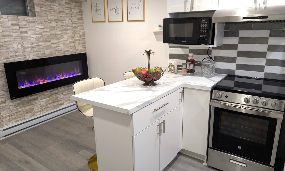 Fabreville Condo | Stylish & Modern Condo - FREE Parking & EV Chargern
