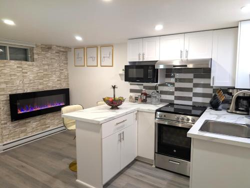 Fabreville Apartment | Stylish & Modern Condo - FREE Parking & EV Chargers