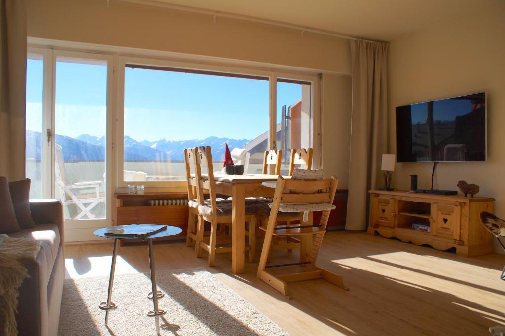 Lens Apartment | Stylish & Modern, Eperon