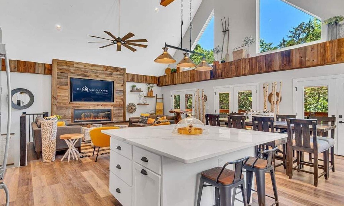 Hollister House | Stylish Modern Farmhouse Near Table Rock Lake In and Outdoor Pools Pickleball Free Daily Tickets!