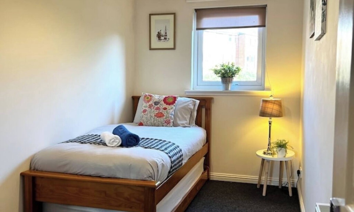 Cowlairs Apartment | Stylish Modern Flat with Juliet Balcony & Parking