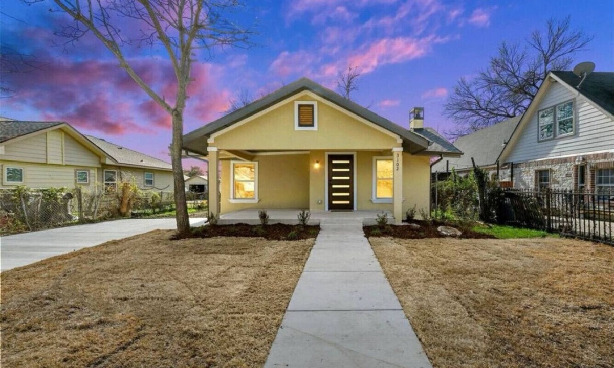 South Dallas - Fair Park House | Stylish Modern Oasis in Dallas with Pool Table