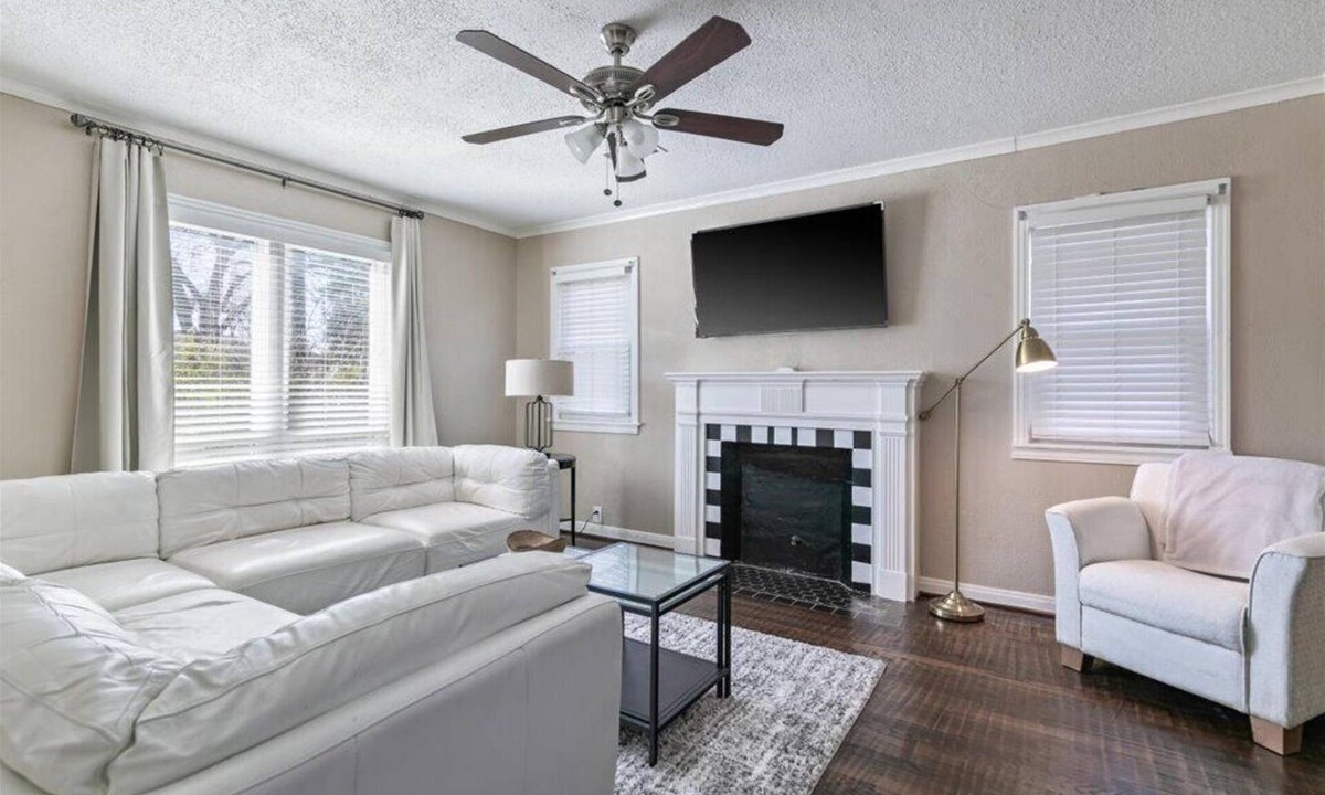 Richardson House | Stylish & Modern Private Getaway in Richardson!