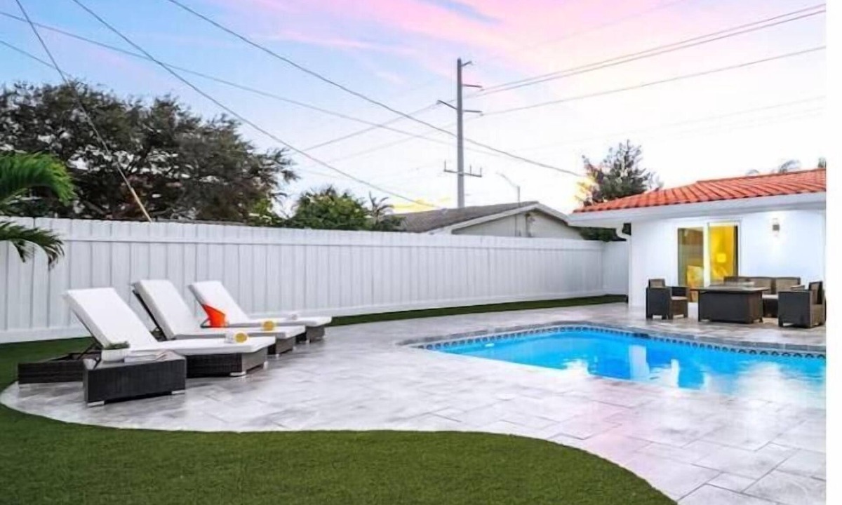 Imperial Point House | Stylish Modern Oasis Pool 2mil to Beach
