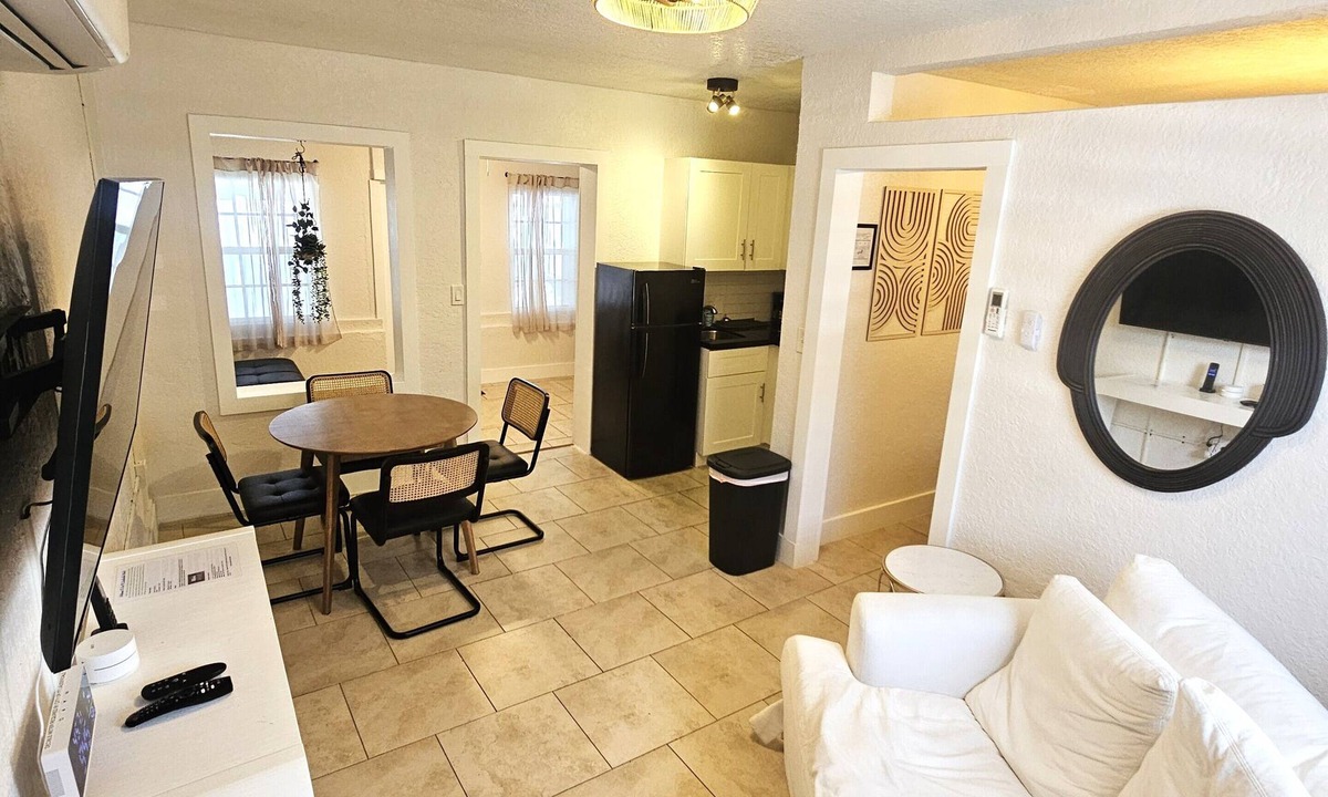 River Oaks Apartment | Stylish Modern Studio/Private/Close to everything in Fort Lauderdale