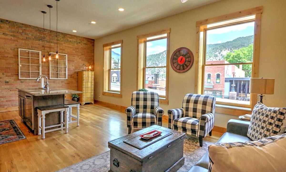 Glenwood Springs Apartment | Stylish, modern downtown retreat w/downtown views
