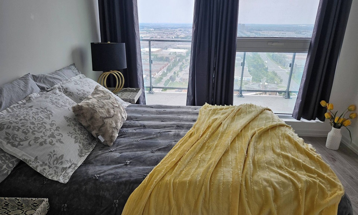 Vaughan Condo | Stylish New Condo up to 4 People