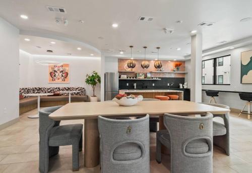 Neartown House | Stylish New Studio DT - Pool, Gym - Rooftop Lounge