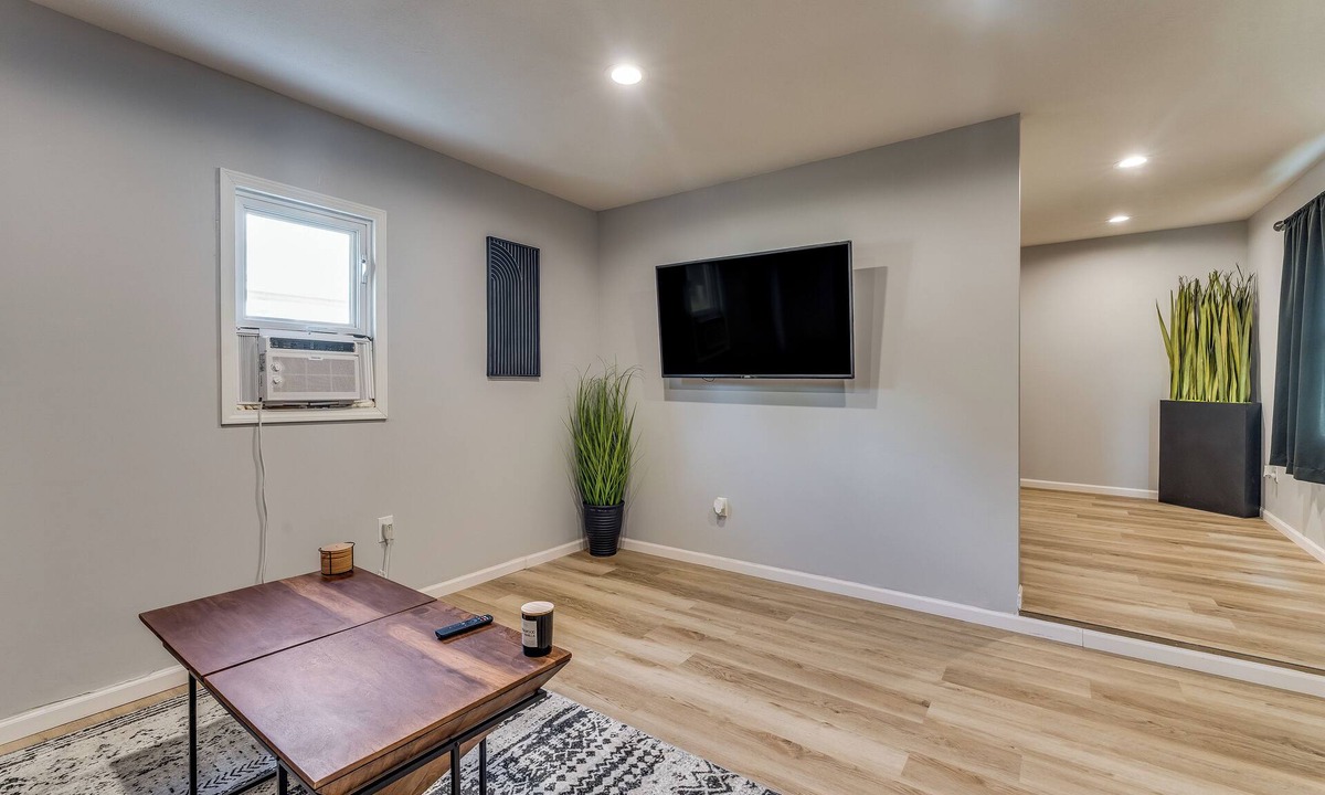 South Hutchinson House | "Stylish Oasis: Modern Comfort!